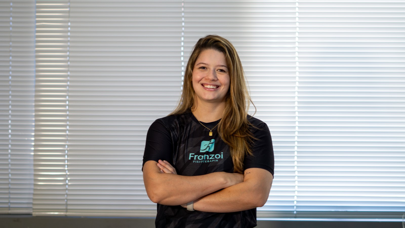 Nicole Franzoi, fisioterapeuta esportiva, no consultório Franzoi Fisioterapia