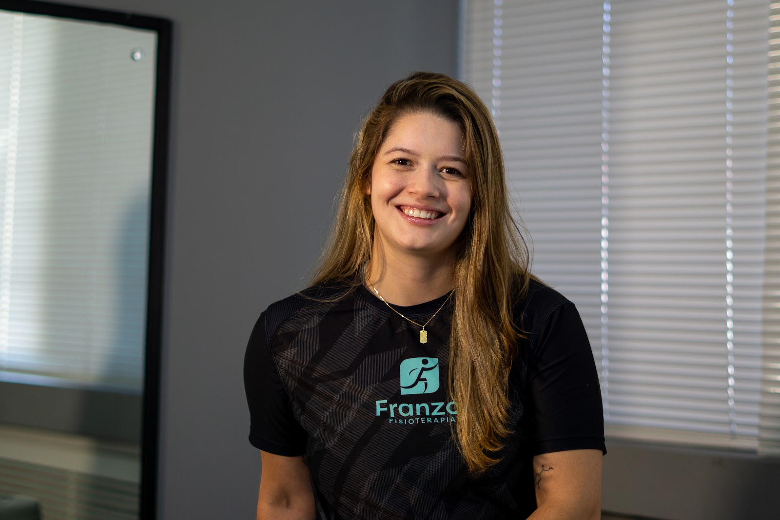 Nicole Franzoi sorrindo no consultório